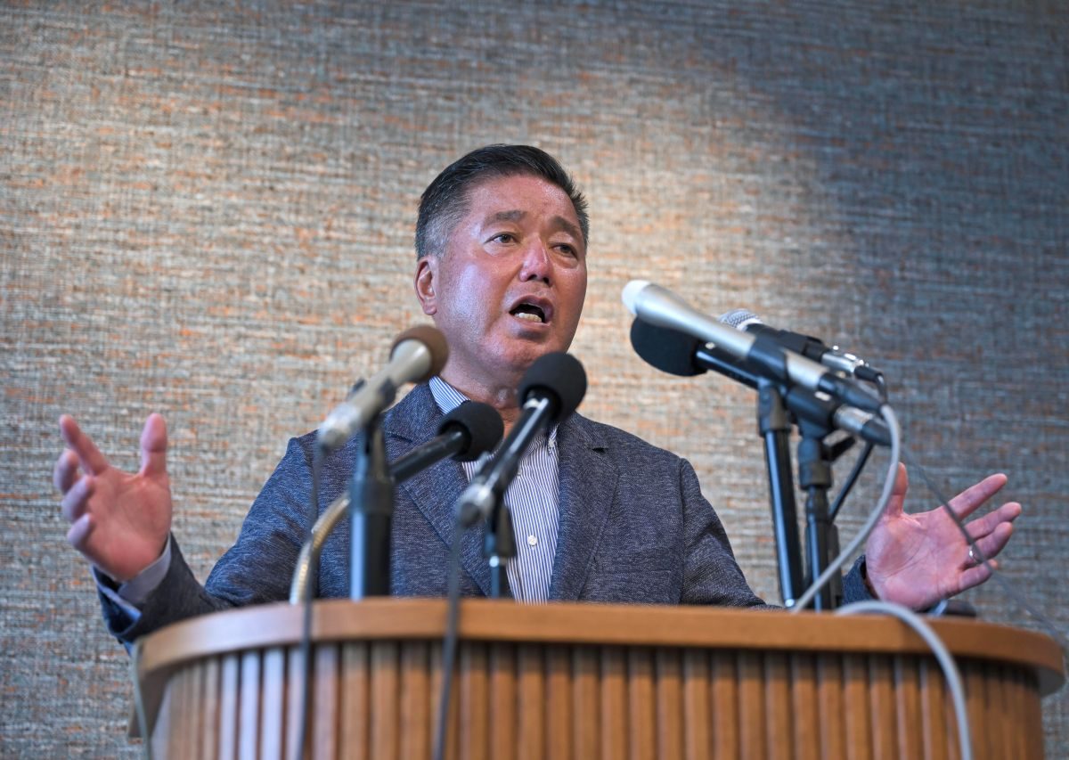 記者会見で考えを語る下地ミキオ
